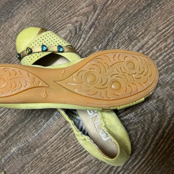 MJUS NWOT 9.5 green/Yellow Flats with Perforated Upper and jewelled toes so cute - Picture 6 of 10